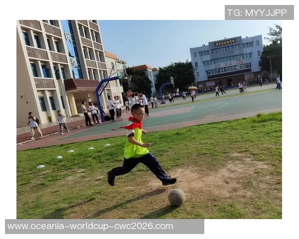 花式足球的魅力与技巧谢华带你领略不一样的足球艺术之旅 花式足球的魅力与技巧谢华带你领略不一样的足球艺术之旅